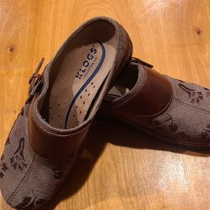 Klogs Austin Taupe Embroidery Size 9